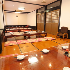 10名から最大40名まで対応可能な大型個室(20名様用の個室が２つ)をご用意しています。プライベートな空間で周囲を気にせずリラックスして過ごすことができます。各種宴会や特別な日のお祝いなど、さまざまなシーンに対応できるため、大切な集まりを思い出深いものにすることができます。