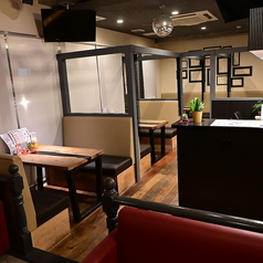 店内には落ち着いテーブル席を多数ご用意しております。ゆったり寛げるソファー席は気軽にご利用いただけるアットホームな温もり空間です♪デートにはもちろん、女子会やお仕事帰りの飲み会、二次会など様々なシーンにご利用ください！ご利用シーン毎にお選びいただけるコースは全て飲み放題付き◎2名様よりご利用可能です
