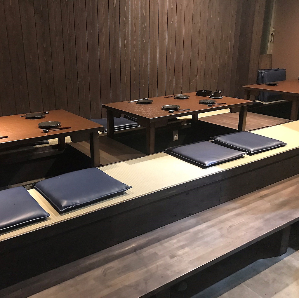 最大13名様まで可能な接待向きのお席。落ち着いた雰囲気の当店で食べる旬の味わい。