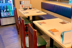 窓際のテーブル席は、５名様席と４名様席の２席です。テーブルを追加し繋げますと、最大で11名様まで可能なお席になります。お店全体の貸し切りは15名様からご相談くださいませ。