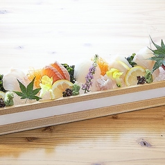 新鮮な鮮魚の盛り合わせ【ねぶた盛り】！青森のホタテ醤油も卓上にご用意しています！の写真