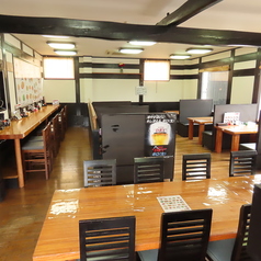 当店には1人から使いやすいカウンター席が7つあり、気軽に自分のペースでお食事を楽しむことができます。お昼休みのひとときや、仕事帰りのリラックスタイムにぴったりのスペースです。忙しい日常の中で、美味しい料理を味わいながら、心地よい時間を過ごしていただけます。