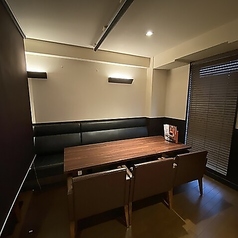 仕切りのあるテーブル席