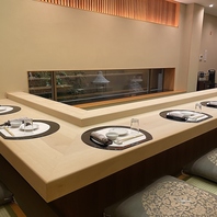 調理風景を間近で楽しむことができるカウンター席も◎