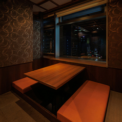広々使える4名様用のテーブル席♪同窓会や会社宴会にもご利用頂けます♪旬の食材を使用した自慢のお料理と豊富な種類のドリンクをお楽しみ頂ける飲み放題付宴会コースを各種ご用意しています。送別会、歓迎会、鍋パーティ、女子会、誕生日、仲間との飲み会など様々なシーンにもおすすめです◎ご予約はお早めに!
