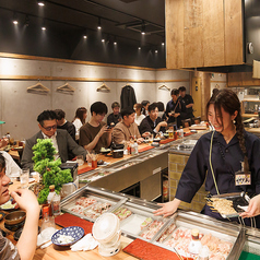 目の前はオープンキッチンとなっており、焼き場、板場のどちらも見ることが出来ます。臨場感を楽しみたい方にオススメです。