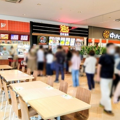 場所は「フレンド」と「はなまるうどん」の間！2025年8月17日（日）まで日乃屋カレーだった跡地にオープンしています！フードコート内のためお席も充実！ぜひお待ちしております♪