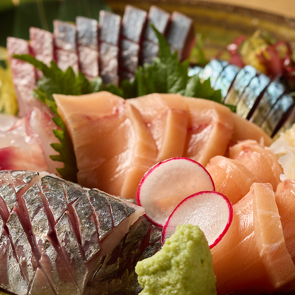 新鮮な海鮮を使用した創作料理をご用意しております。ぜひ当店で、旬の味わいをご堪能くださいませ♪