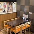 木目調のテーブルが並ぶエリアは、2名様から中規模のグループまで柔軟に対応可能です。