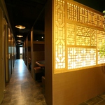 右が半個室風のボックス席。左が完全個室。シーンに合わせて使いやすい造りです。