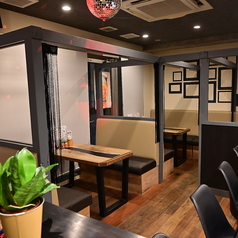様々なシーンのご宴会にも使いやすい、4人掛けのテーブル席を多数ご用意しております！BOX席で全てがソファー席となっているので、周りを気にせずごゆっくりとお寛ぎいただけます。早めの時間帯はお子様がいるご家族でのお食事使いにもオススメです◎夜はお仕事帰りやデートで軽く飲みたい時など幅広くご利用いただけます！