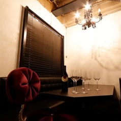 最大6名様までご利用いただける宴会個室をご用意。シャンデリアの優しい光がリラックスした雰囲気。こちらの個室は、貸切パーティー時の休憩室やクローク、結婚式二次会貸切では花嫁様のお着替えやメイクなどの控え室としても利用でき、用途は様々です。