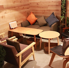 木の温もりに包まれた、ゆったりくつろげるソファー席。カラフルなクッションと温かな灯りが心地よく、仲間との語らいや女子会にぴったりの人気スペースです。