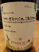 赤●パスクァ　ネーロ・ダーヴォラ・シラーズ●イタリア　果実味とスパイシーさのバランスが良い、口当たりの軽いワイン。