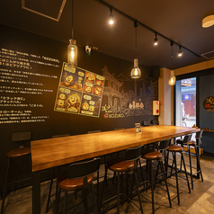 10名掛けのロングテーブルは、5名様席×2卓としても使うことができます。友人や同僚とのランチやディナーにぴったりです！