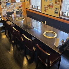 連結可能の4名様用テーブル席×2席ございます。8名様～10名様にオススメ。