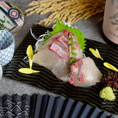 お刺身の内容は日々変わる鮮魚にてご用意。店頭にて旬の味覚をご案内いたします。