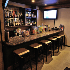 カウンター席は、近くのお客様との会話が自然と弾むアットホームな雰囲気が魅力です。お一人様や少人数でのご来店でも、寂しい思いはさせません♪