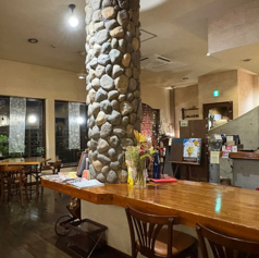 石造りの柱を囲む雰囲気あるカウンター席