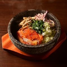 炙りサーモンといくらの石焼きご飯
