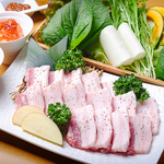 本場韓国の味をそのままに!!人気のサムギョプサルは有機野菜と厚切り3枚肉を巻いて召し上がれ。