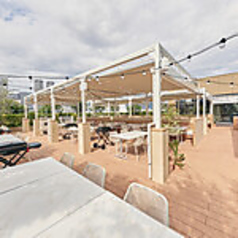 【BBQエリア】急な天候の変化にも対応できる可動式の屋根を備えたエリア。日差しが強い日や雨の日でも、テラスならではの開放感を損なうことなく安心してお食事が可能です。季節を問わず、都心の雰囲気を楽しみながら、心地よいリラックスタイムをご提供いたします。