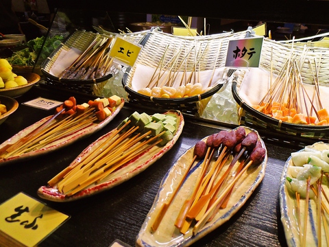 昼は自家製そばとうどん、夜は珍しい天ぷら串バイキングの和風レストラン。