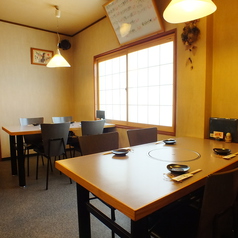 大きな窓からの明るい光が印象的なテーブル席。