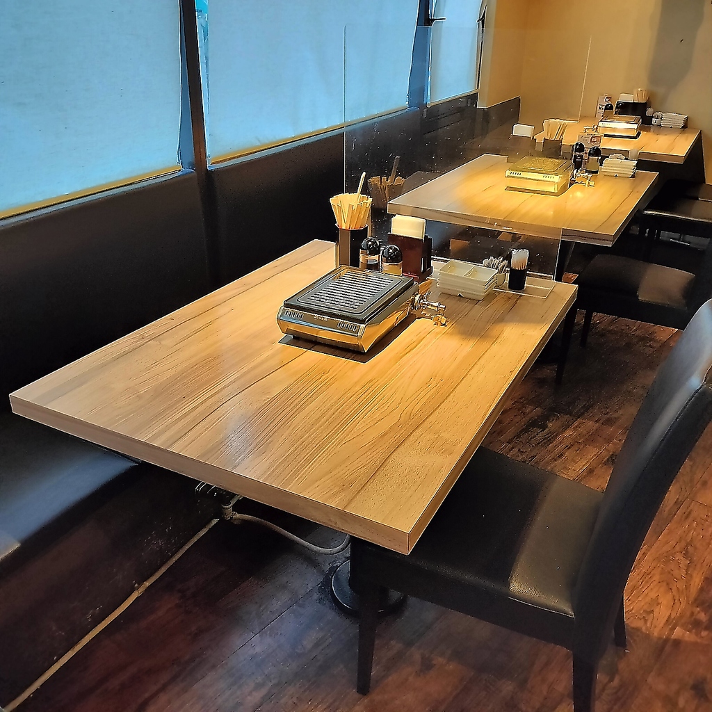 お席はゆったりソファー席。木のぬくもりがあたたかいアットホームな空間。