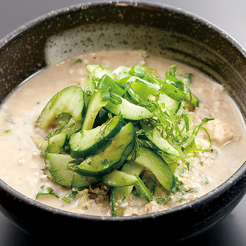 手作りの豆腐や冷汁、デザートのわらび餅など、一品料理もひと手間かけて、丁寧に仕上げております。