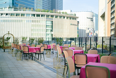 開放的で気持ちの良いテラス席