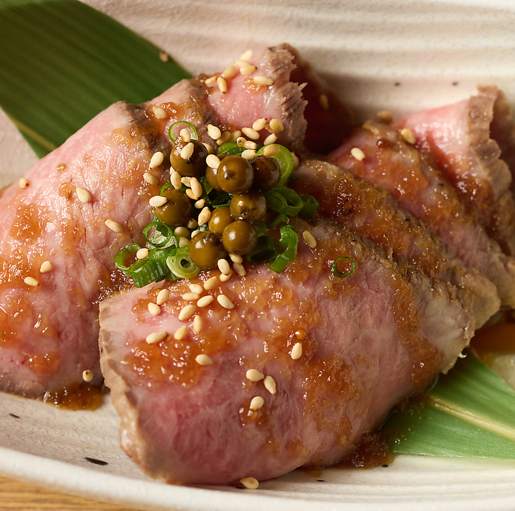 六腑の鶏塩唐揚げや和牛ローストビーフなどの定番料理を用意。素材の旨味を活かした逸品が勢ぞろい！