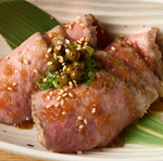 六腑の鶏塩唐揚げや和牛ローストビーフなどの定番料理を用意。素材の旨味を活かした逸品が勢ぞろい！