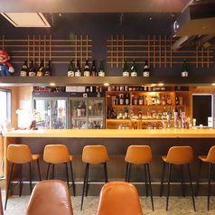 店内には、有名な日本酒やプレミアム焼酎がずらりと並ぶ、バーの醍醐味を味わえるロングカウンター席を10席完備!お一人様での贅沢な飲み放題利用や、お仕事帰りのサク飲みに大人気です◎落ち着いた雰囲気ながらもアットホームで気取らない空間なので、バー初心者の方もどうぞお気軽にお立ち寄りください♪