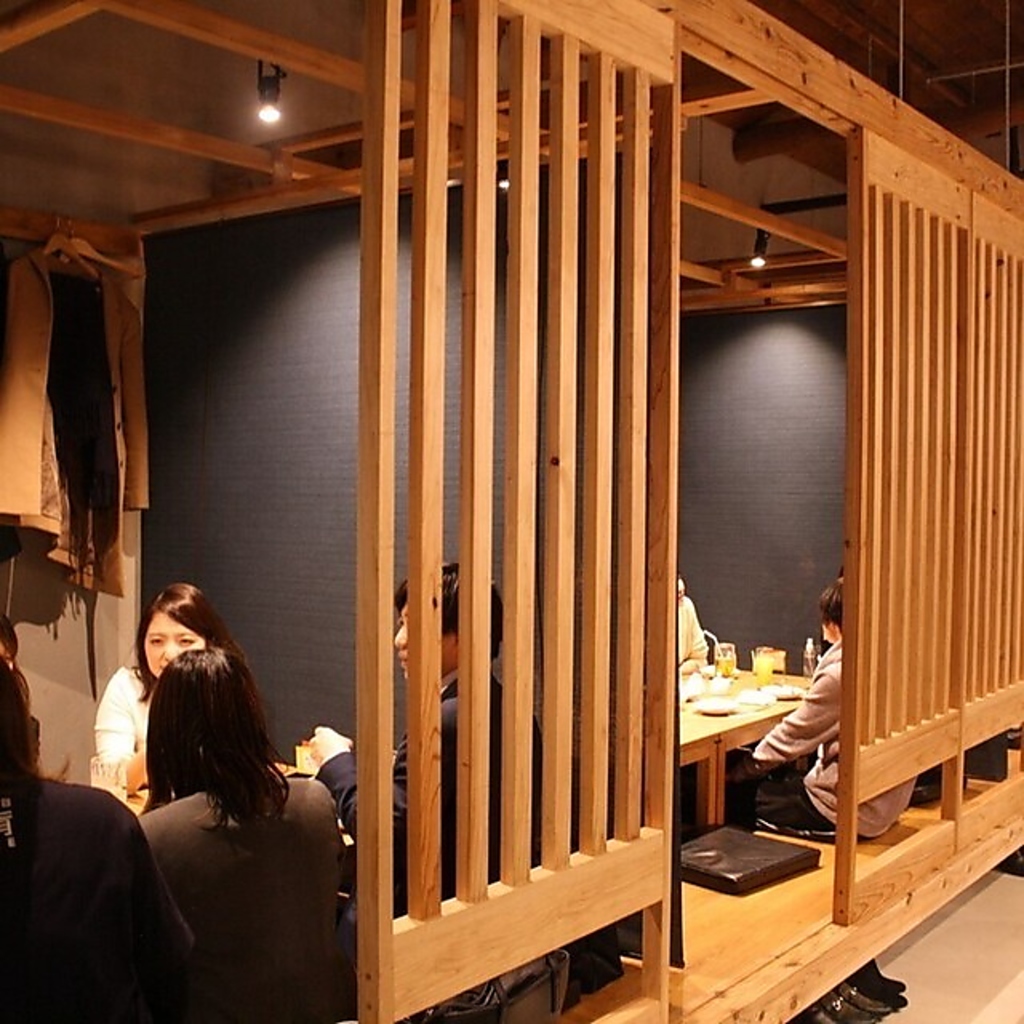 掘りごたつタイプの半個室あり。木目調の落ち着いた店内でお過ごしください。