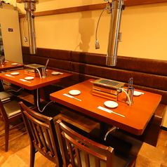 小人数様向けのテーブル席は趣もあり、雰囲気も抜群。キレイで落ち着いた空間で日々の疲れをリフレッシュ！飲み会やご宴会のほか、接待やデートにもおすすめ！当店では居心地がよく、ゆったりとお寛ぎ頂けるお席をご用意しております。お肉を存分に味わえるコースをご用意しております！