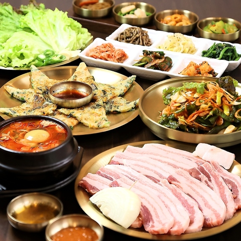 チゲ鍋などの定番料理から、最近話題の三段豚バラセットまで韓国料理が盛りだくさん♪
