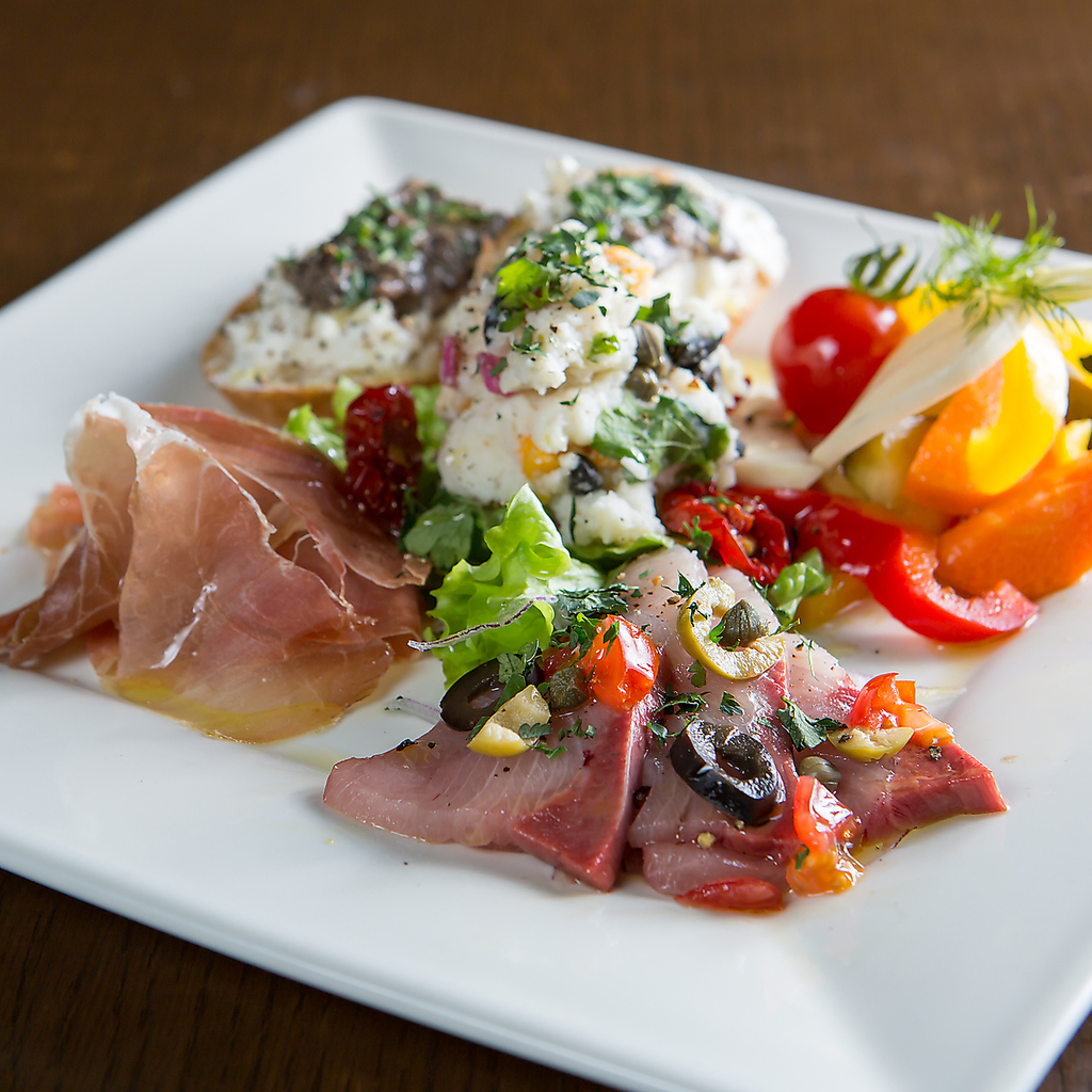 【前菜盛り合わせ（5種）】旬の食材を使用した前菜の盛り合わせ