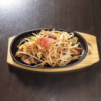 関西風のベースで仕上げるおばんざいと名物鉄板料理