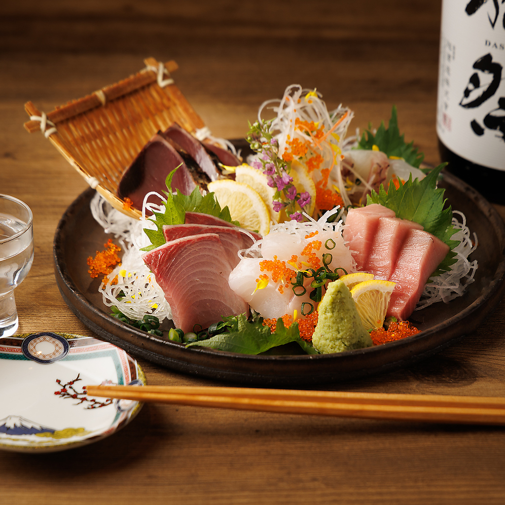 新鮮なお刺身盛り合わせが食べれる。飲み放題付き宴会コースもご用意＠