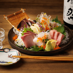 新鮮なお刺身盛り合わせが食べれる。飲み放題付き宴会コースもご用意＠