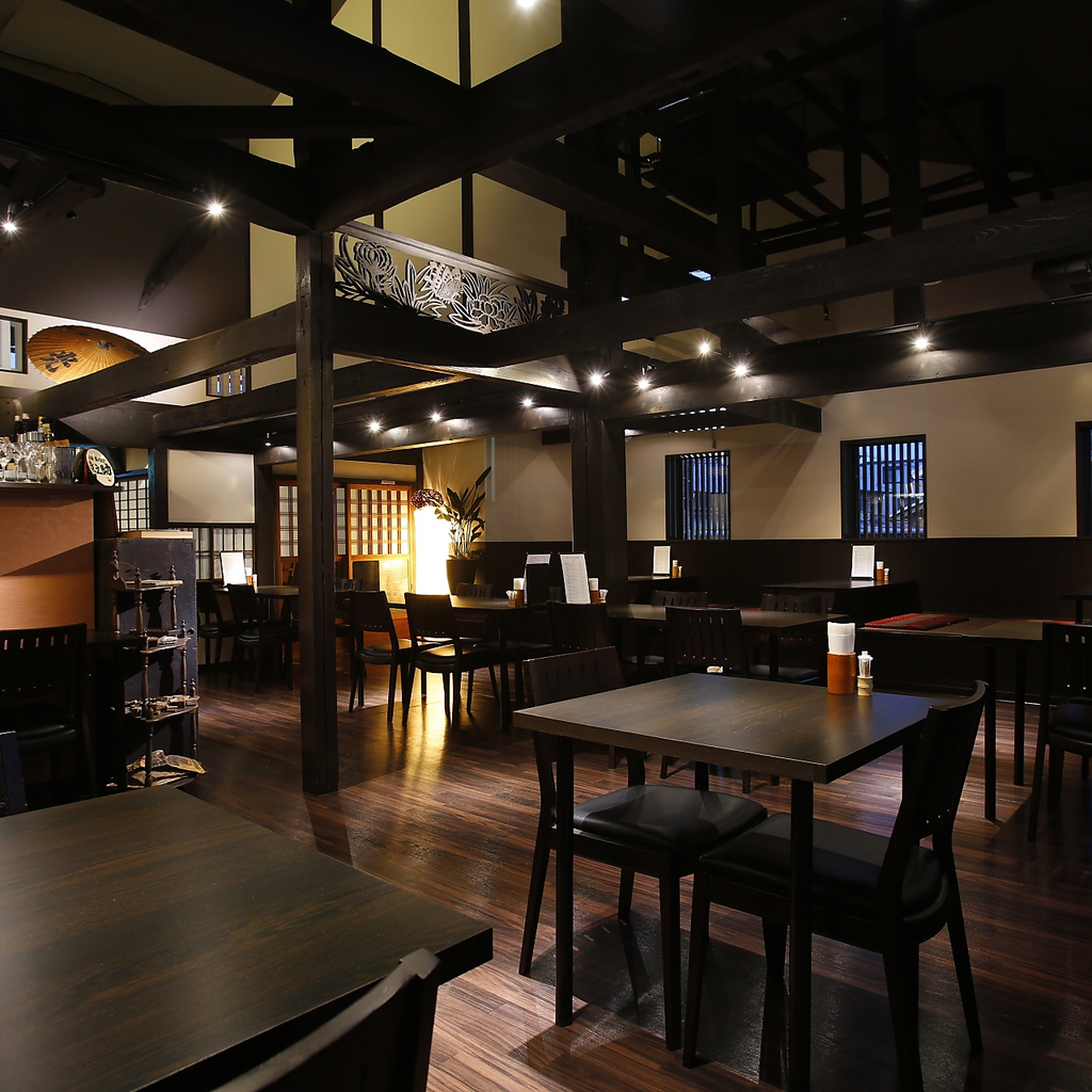 内装は立派な梁と吹き抜けが調和し、解放感抜群の空間です。