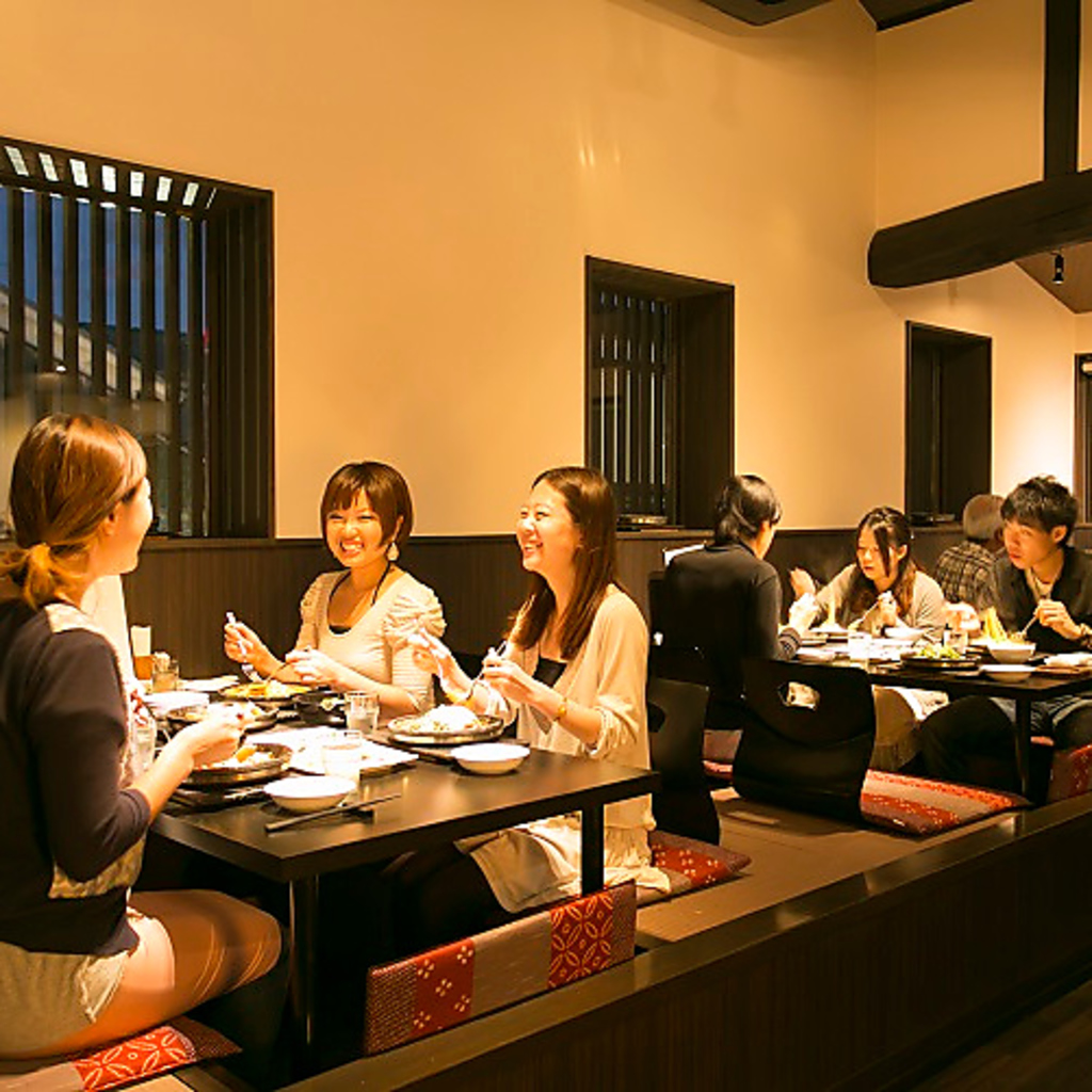 小上がり席、テーブル席、カウンター席を配置し、洗練された至極の雰囲気◎