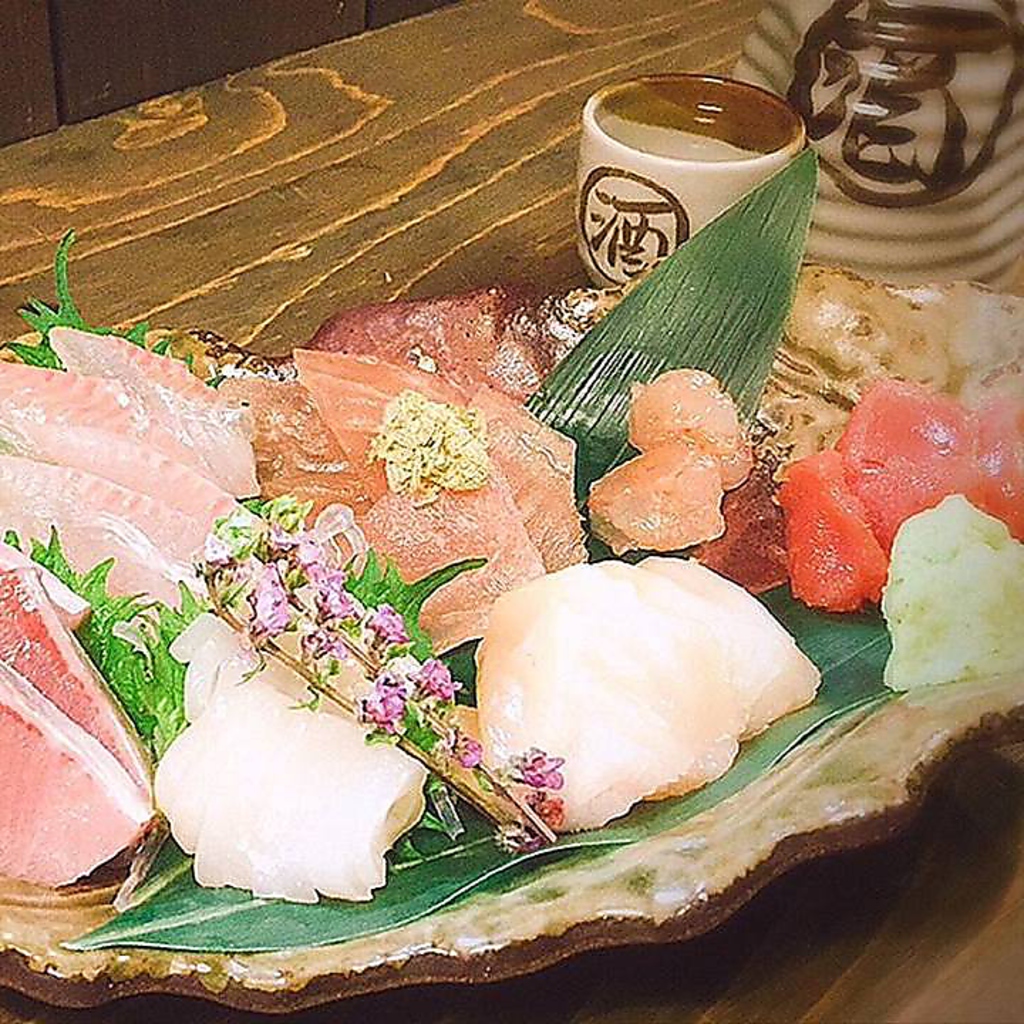 新鮮お刺身4種と自家製昆布〆4種の『お刺身と昆布〆盛り合わせ全8種』 観光客に特に人気！