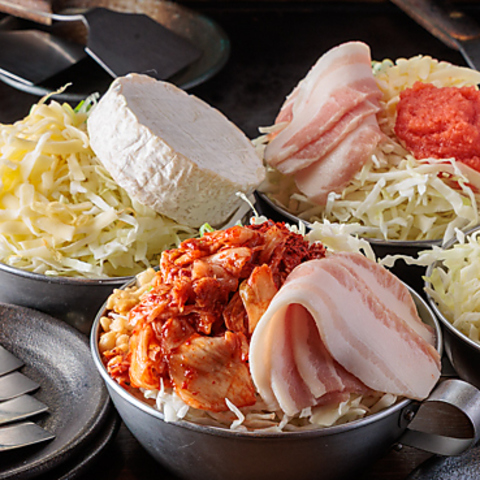 バリエーション豊かなもんじゃ焼をご用意して、毎日17時～朝5時まで元気に営業中！