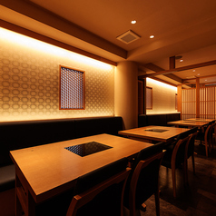 中規模グループでのご利用に最適な、ゆとりのある空間をご用意しております。ご家族のお祝い事や親戚の集まりなど、大切な節目を祝う宴の場としてぜひご利用ください。周囲に気兼ねなく過ごせる落ち着いた雰囲気の中で、旬の食材を贅沢に使用した料理の数々をご堪能いただけます。心に残る時間をお過ごしください◎