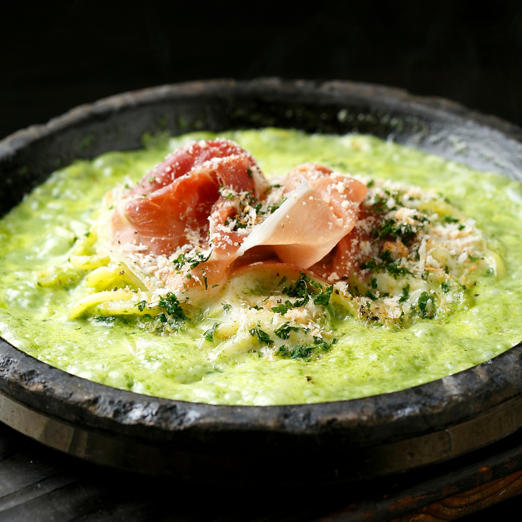 食べ終わるまで熱々！石焼皿に乗った新感覚パスタが話題沸騰。