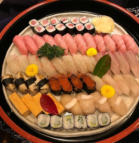 居心地のいい店内で鮨と日本酒をご堪能下さい。