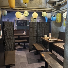 団体様大歓迎！レトロとネオの融合したテーブル席は広々の作りとなっております。