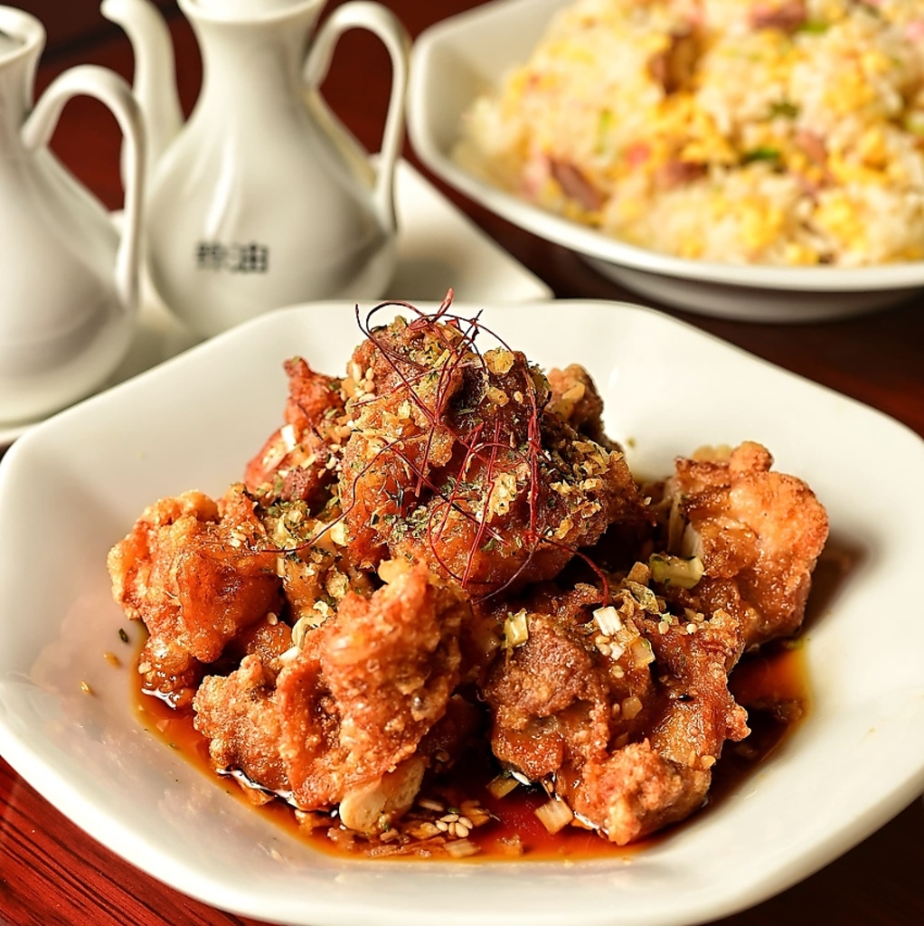 外はカリッと中はジューシーに仕上げた当店自慢の油淋鶏！